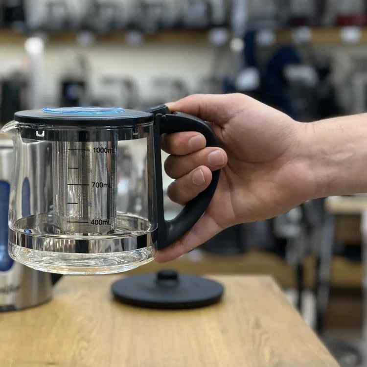 چای‌ساز سونیفر مدل SF2118 یک دستگاه روهمی (روی هم) است که برای جوشاندن آب و دم‌کردن چای یا دمنوش طراحی شده است. این مدل با ظرفیت کتری ۱.۸ لیتر و قوری ۱ لیتر، مناسب خانواده‌های متوسط است و از جنس استیل ضدزنگ برای کتری و شیشه پیرکس برای قوری بهره می‌برد.12 توان مصرفی ۱۵۰۰ وات آن جوش سریع آب را فراهم می‌کند و ویژگی‌هایی مانند المنت پنهان، سیستم قطع خودکار در صورت بی‌آبی و پایه چرخشی ۳۶۰ درجه، ایمنی و کاربری آسان را تضمین می‌نماید.3 این محصول عمدتاً در فروشگاه‌های آنلاین ایرانی مانند ترب و بانه عرضه می‌شود و به عنوان گزینه‌ای اقتصادی برای جایگزینی سماور سنتی معرفی شده است.