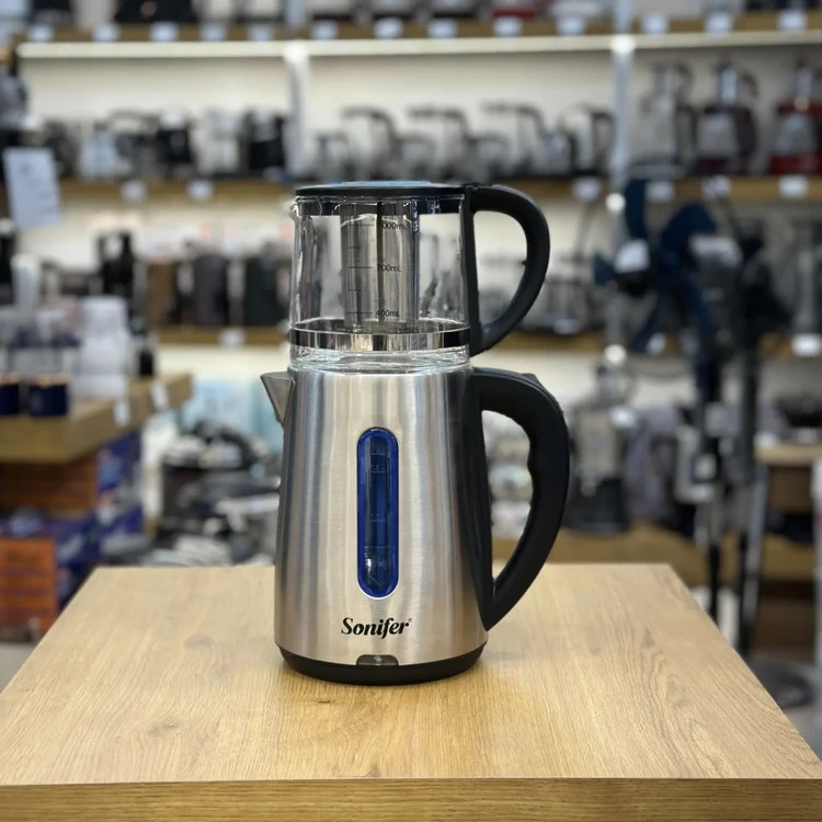 چایساز سونیفر مدل SF2118 یک دستگاه روهمی (روی هم) است که برای جوشاندن آب و دمکردن چای یا دمنوش طراحی شده است. این مدل با ظرفیت کتری ۱.۸ لیتر و قوری ۱ لیتر، مناسب خانوادههای متوسط است و از جنس استیل ضدزنگ برای کتری و شیشه پیرکس برای قوری بهره میبرد.12 توان مصرفی ۱۵۰۰ وات آن جوش سریع آب را فراهم میکند و ویژگیهایی مانند المنت پنهان، سیستم قطع خودکار در صورت بیآبی و پایه چرخشی ۳۶۰ درجه، ایمنی و کاربری آسان را تضمین مینماید.3 این محصول عمدتاً در فروشگاههای آنلاین ایرانی مانند ترب و بانه عرضه میشود و به عنوان گزینهای اقتصادی برای جایگزینی سماور سنتی معرفی شده است.